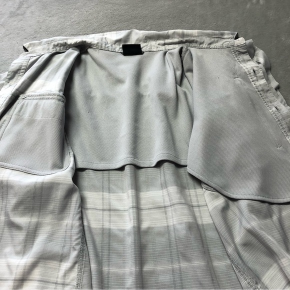 Avia Light Grey Short Sleeve Button Down Top Size Medium - Picture 6 of 11